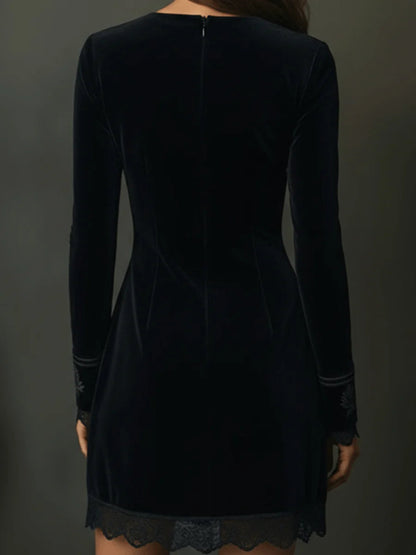 Vestido corto retro de terciopelo negro con bordado y ribete de encaje
