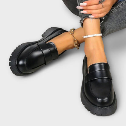Ximena | Mocasín negro con plataforma