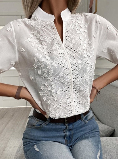 Camisa de encaje bordada con cuello alto y cuello en V