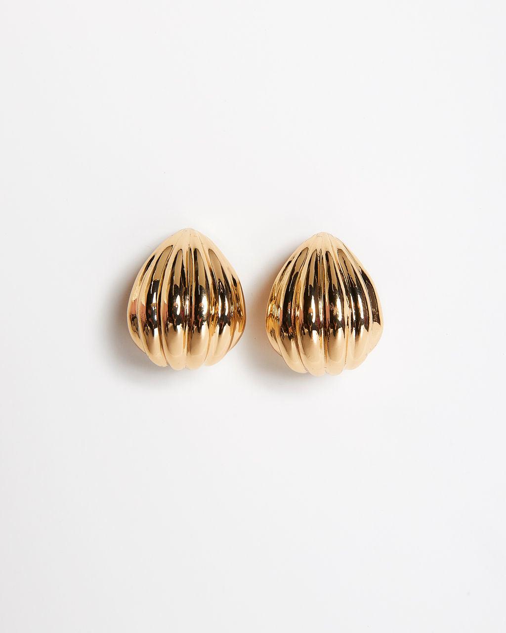 Pendientes Huggie de Oro 14K con Textura de Concha Marina