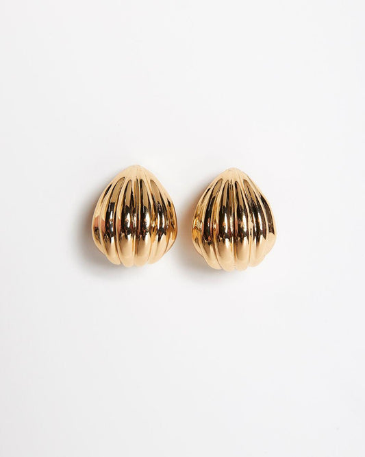 Pendientes Huggie de Oro 14K con Textura de Concha Marina