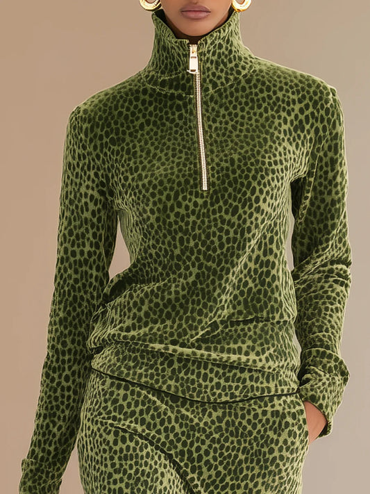 Conjunto de Top de Terciopelo con Cuello Alto y Falda con Estampado Retro de Leopardo