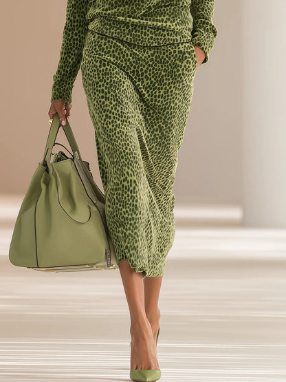 Conjunto de Top de Terciopelo con Cuello Alto y Falda con Estampado Retro de Leopardo