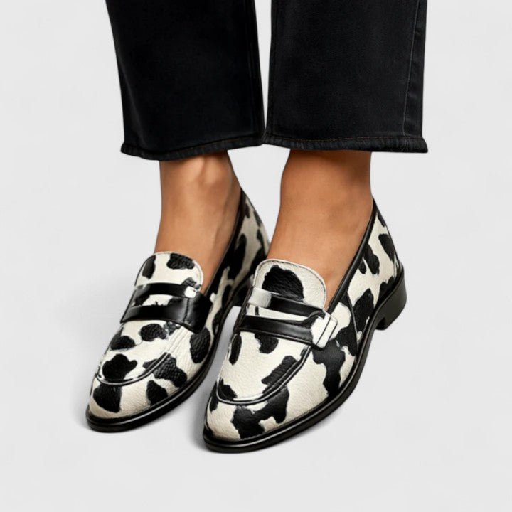 Teresa | Mocasín con estampado de vaca en blanco y negro
