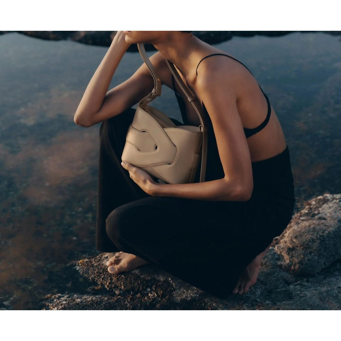 Entrelace - bolso de estilo minimalista de piel de plutonio