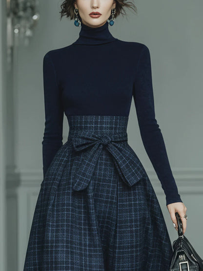Conjunto de top ajustable de cuello alto azul oscuro y falda a cuadros