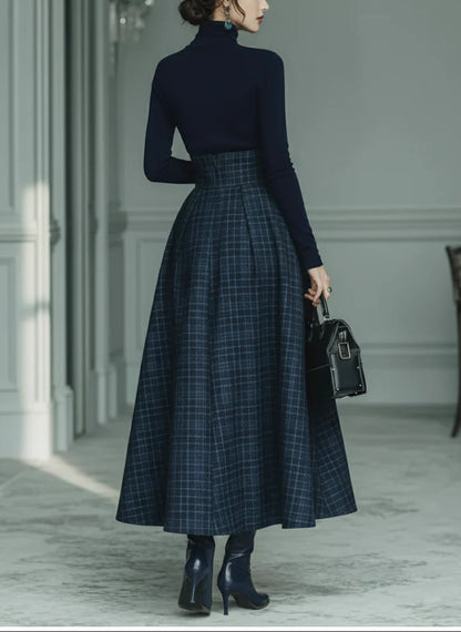 Conjunto de top ajustable de cuello alto azul oscuro y falda a cuadros