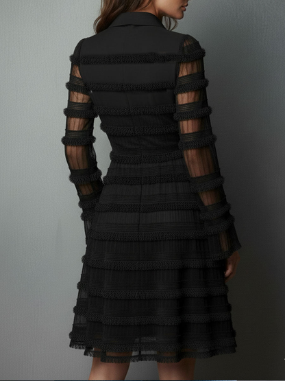 Vestido corto en capas transparente texturizado con flecos negros