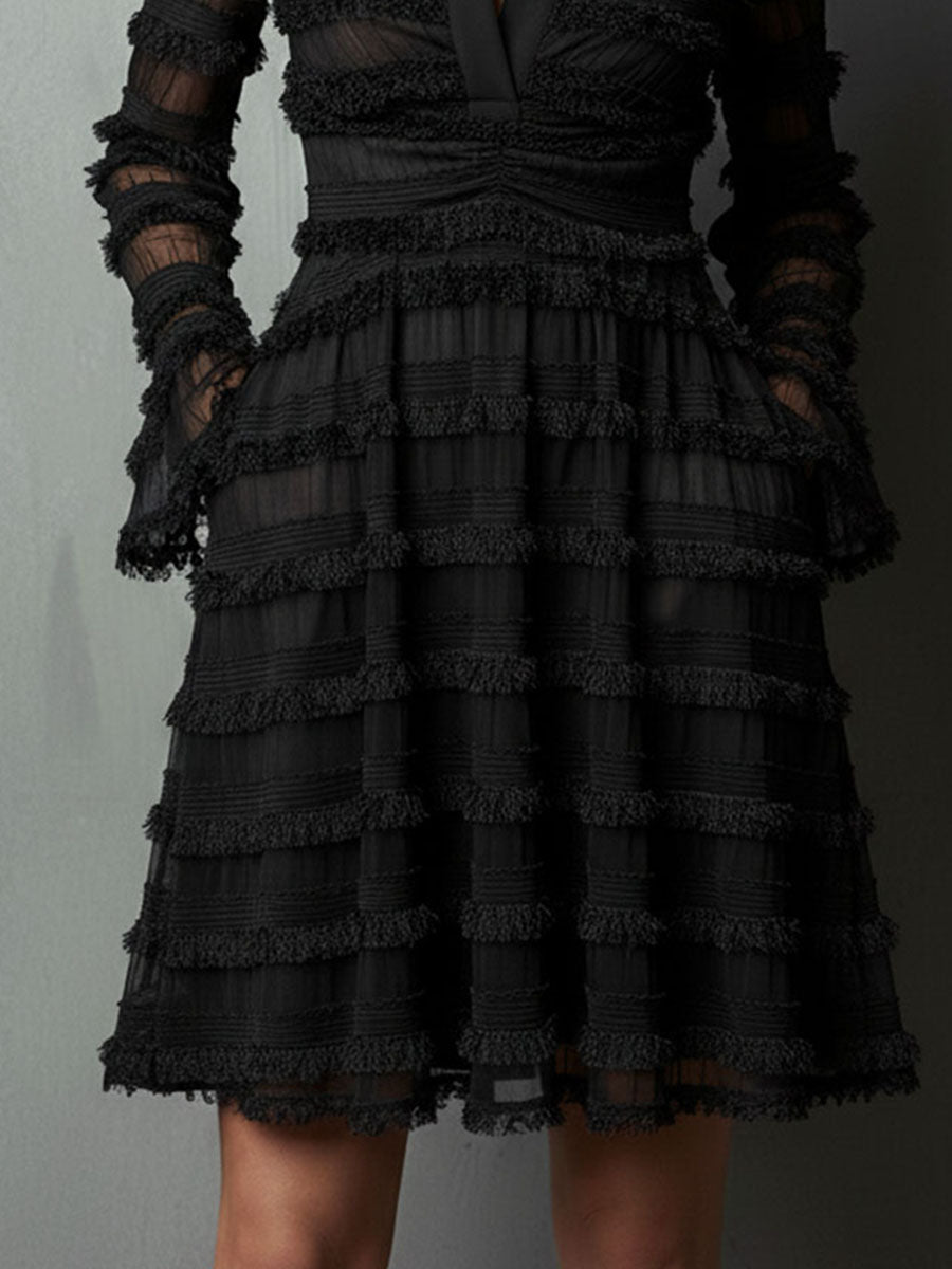 Vestido corto en capas transparente texturizado con flecos negros