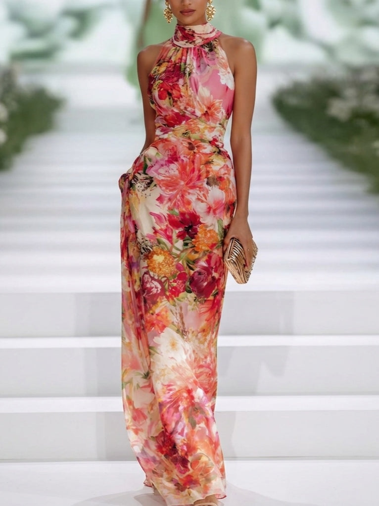 Vestido maxi rojo de gasa con estampado floral, sin mangas y con cuello halter