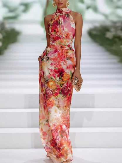 Vestido maxi rojo de gasa con estampado floral, sin mangas y con cuello halter