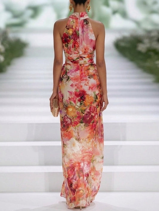 Vestido maxi rojo de gasa con estampado floral, sin mangas y con cuello halter