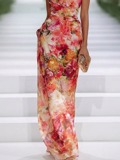 Vestido maxi rojo de gasa con estampado floral, sin mangas y con cuello halter