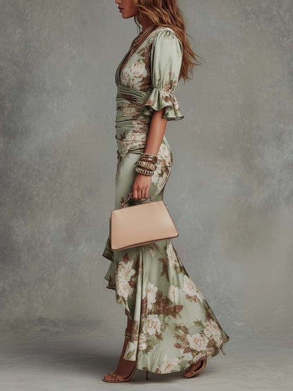 Vestido maxi asimétrico de satén verde con flores, volantes, mangas campana y escote en V
