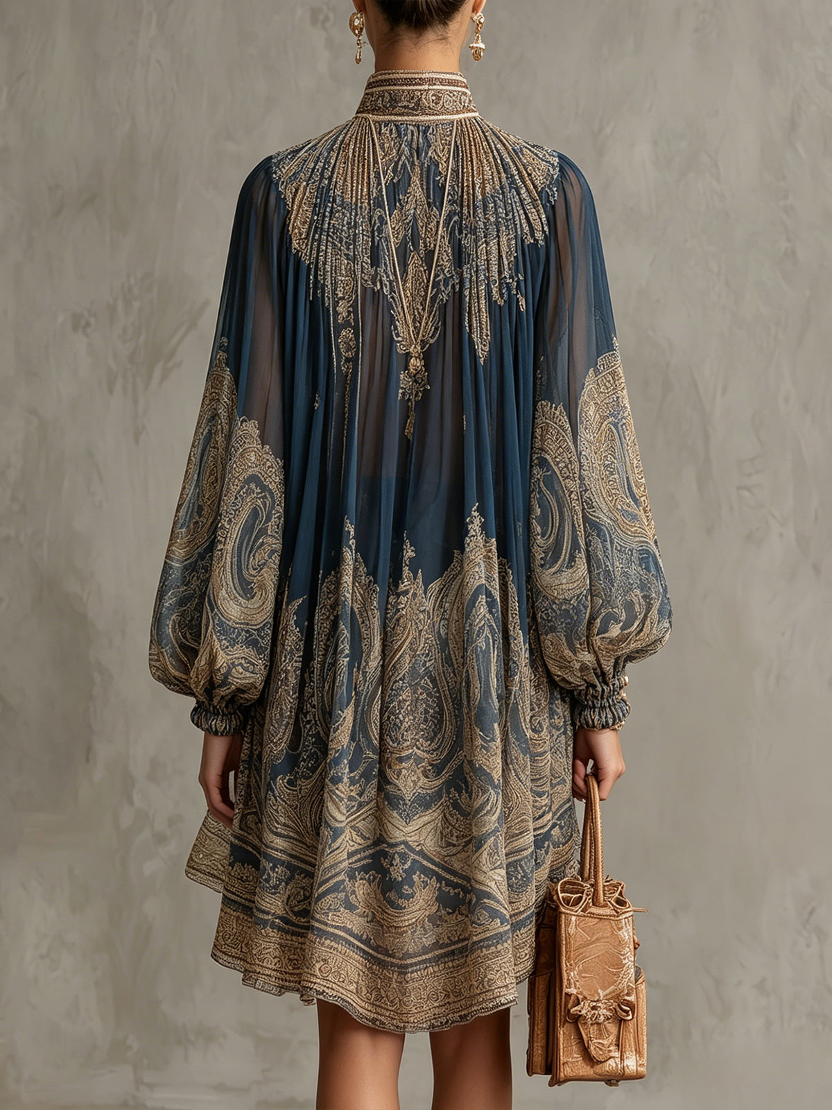 Vestido mini de gasa irregular con cuello alto y estampado barroco azul marino