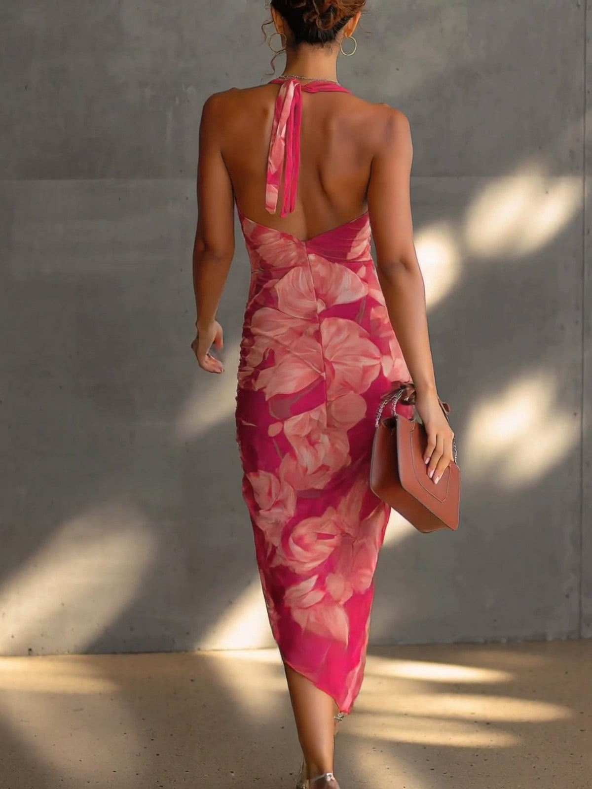 Vestido ajustado sin mangas con estampado floral fucsia, fruncido lateral y abertura