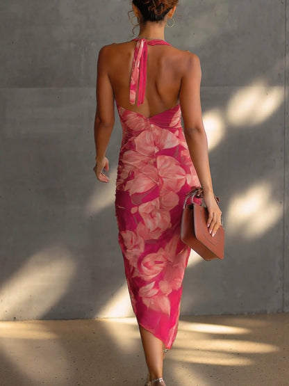 Vestido ajustado sin mangas con estampado floral fucsia, fruncido lateral y abertura