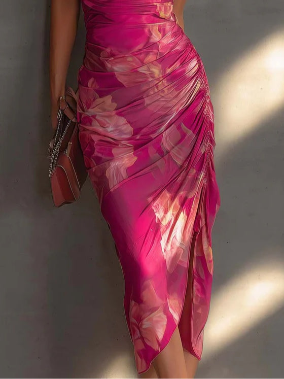 Vestido ajustado sin mangas con estampado floral fucsia, fruncido lateral y abertura