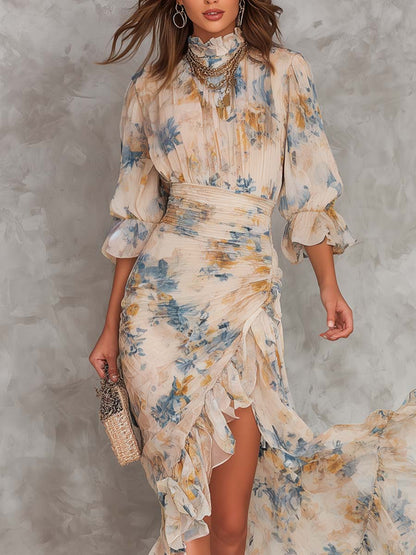 Vestido maxi de gasa irregular con cuello alto beige y estampado floral de pintura al óleo