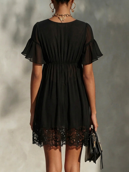 Vestido mini negro con cremallera, escote en V, encaje y volantes
