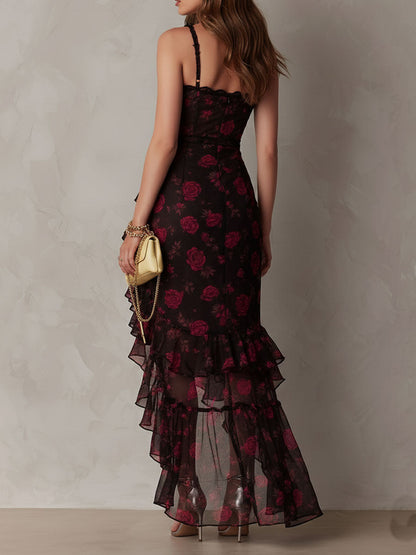 Vestido Chic Negro y Rojo con Estampado Floral, Fruncido y Volantes en el Dobladillo