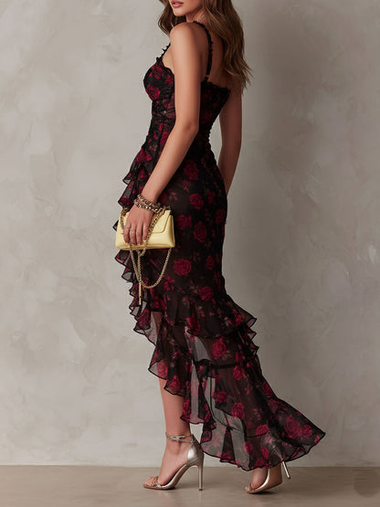 Vestido Chic Negro y Rojo con Estampado Floral, Fruncido y Volantes en el Dobladillo