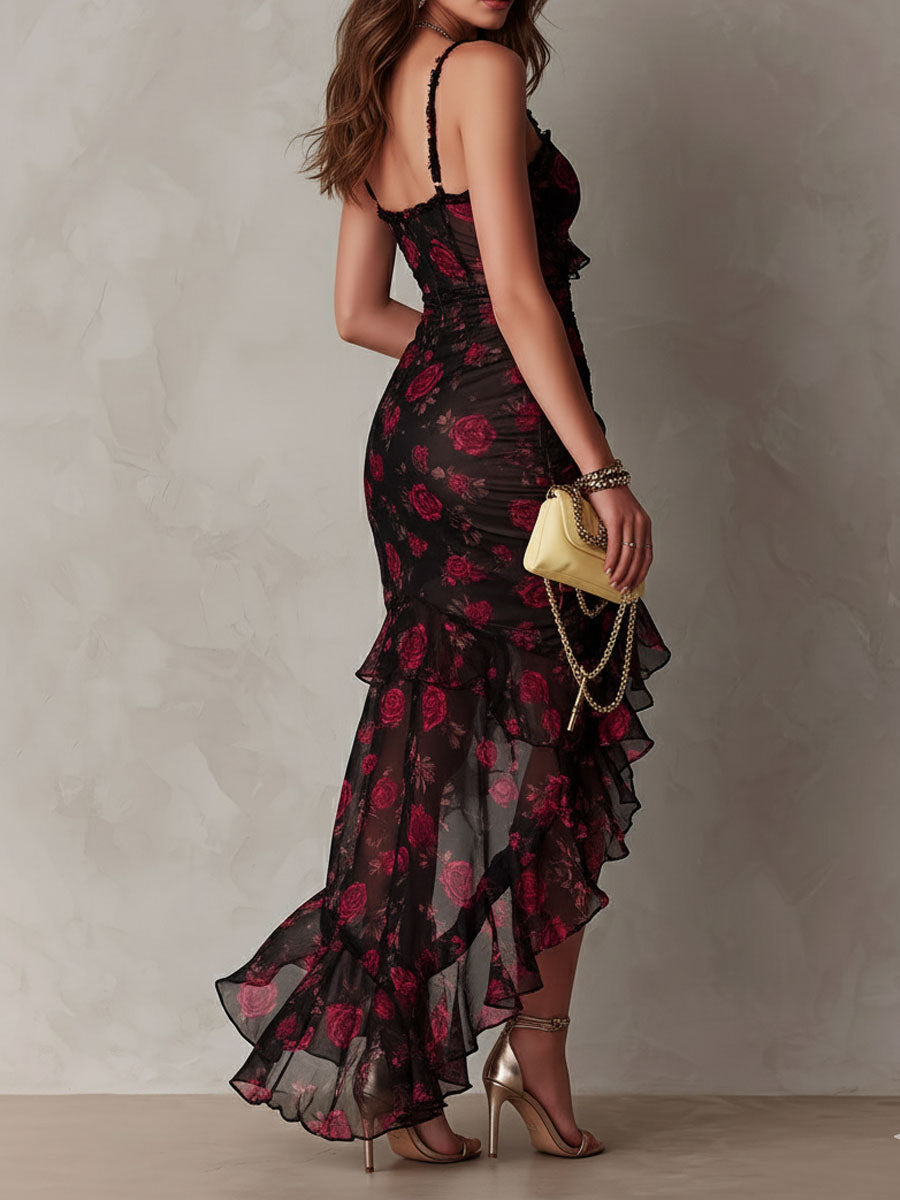 Vestido Chic Negro y Rojo con Estampado Floral, Fruncido y Volantes en el Dobladillo