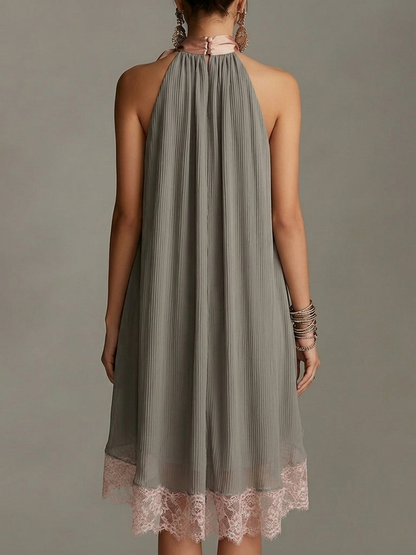 Vestido mini gris de satén con cuello halter, lazo y ribete de encaje