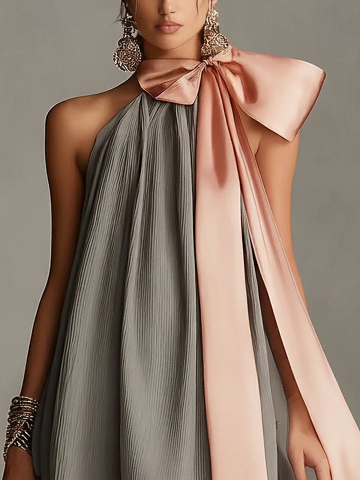 Vestido mini gris de satén con cuello halter, lazo y ribete de encaje