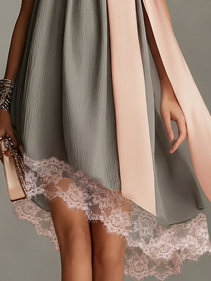 Vestido mini gris de satén con cuello halter, lazo y ribete de encaje