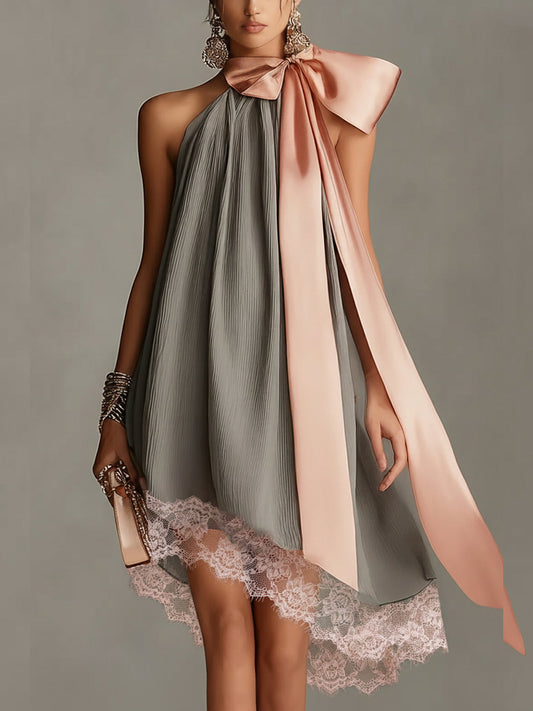Vestido mini gris de satén con cuello halter, lazo y ribete de encaje