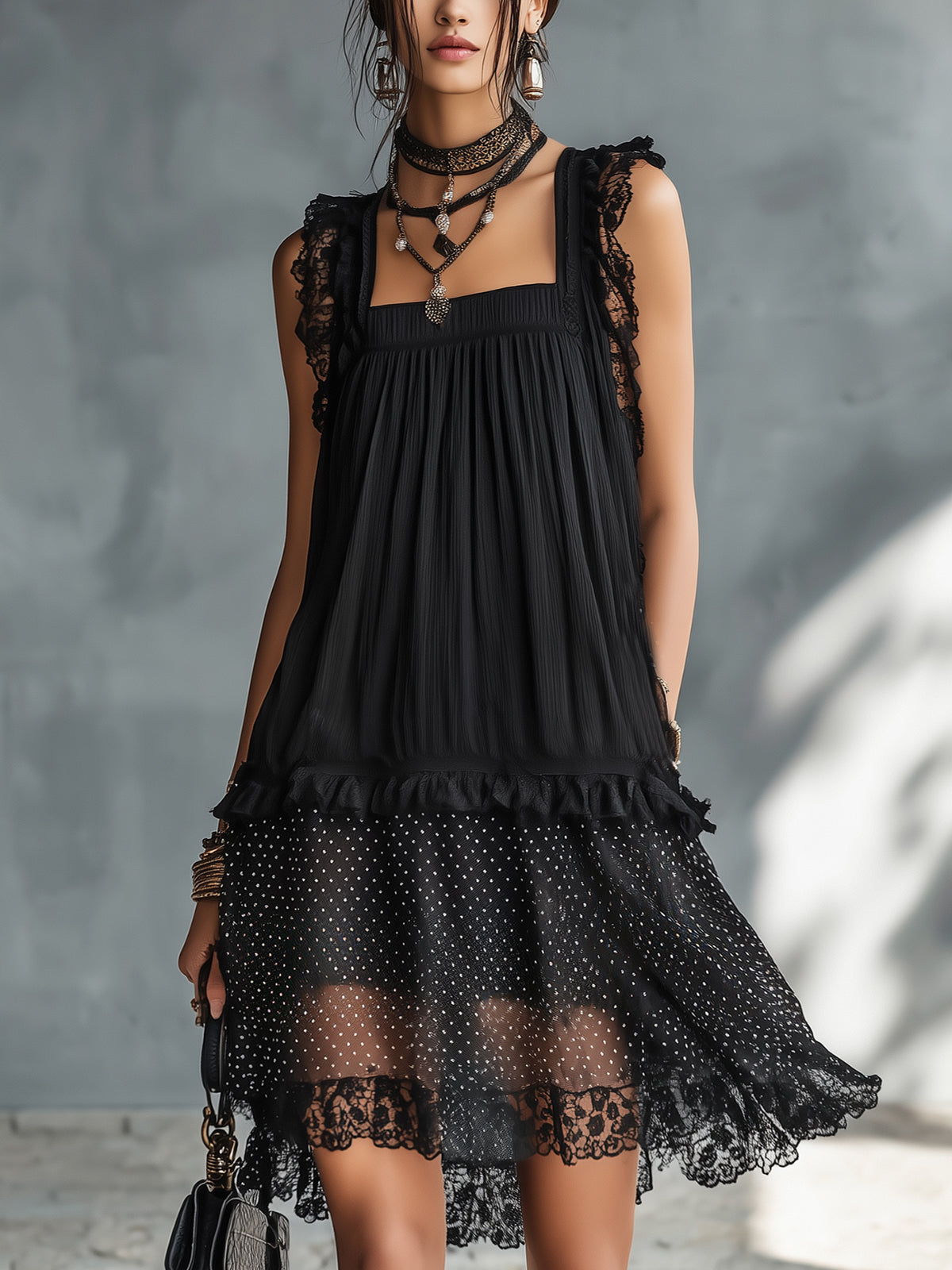 Vestido mini transparente de lunares con volantes y ribete de encaje negro
