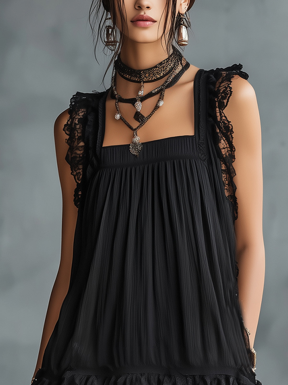 Vestido mini transparente de lunares con volantes y ribete de encaje negro