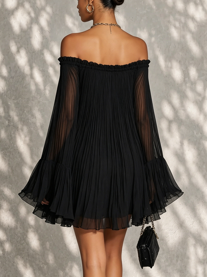Vestido corto negro con volantes, manga campana y hombros descubiertos
