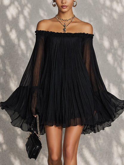 Vestido corto negro con volantes, manga campana y hombros descubiertos