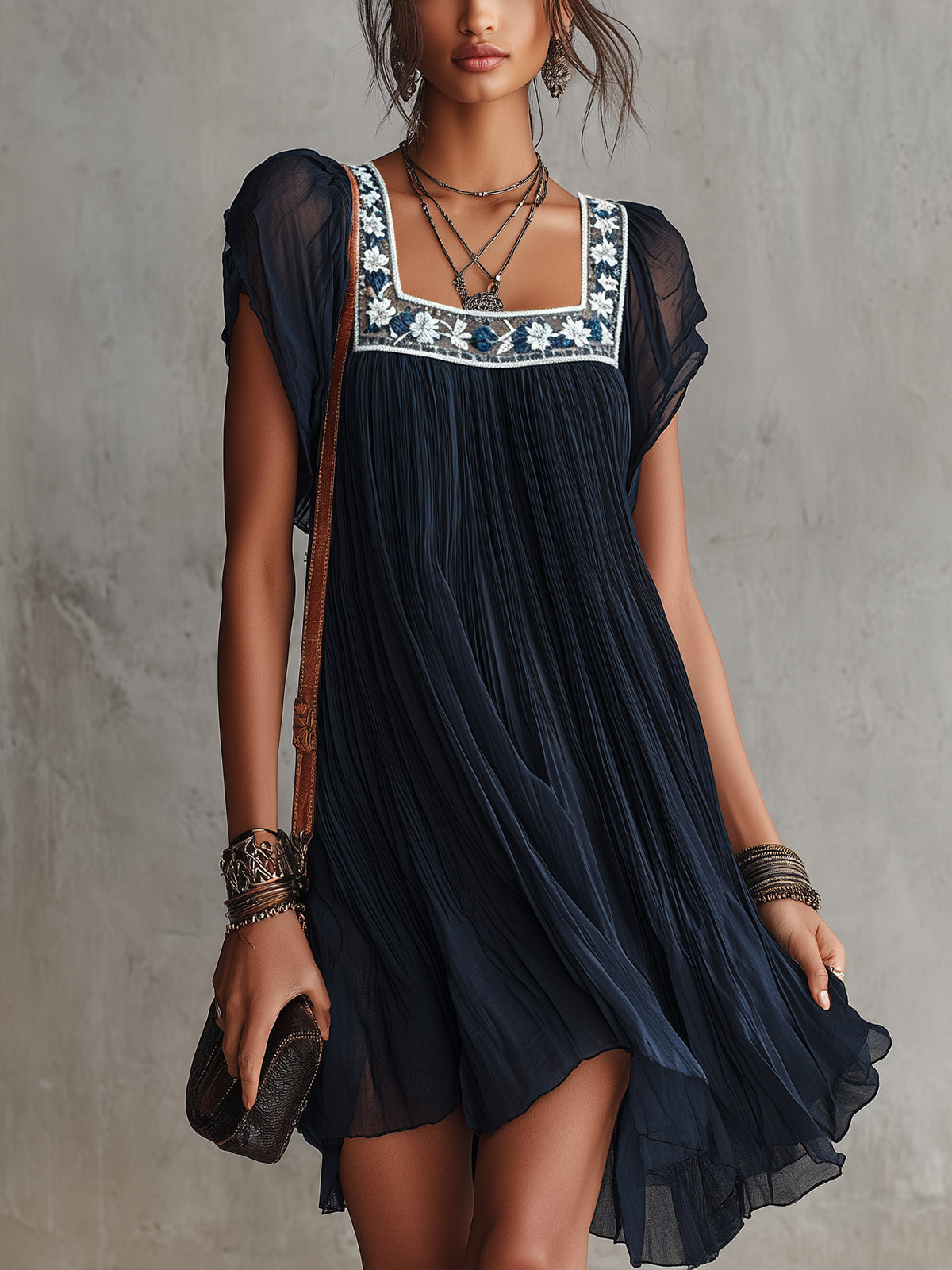 Vestido corto de gasa con bordado floral