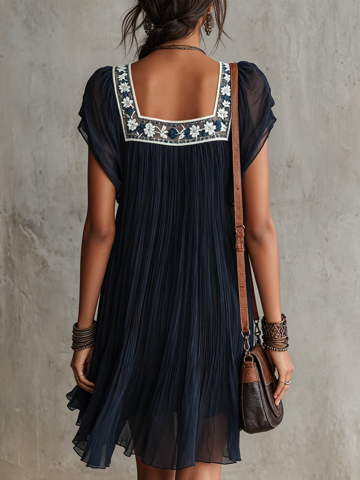 Vestido corto de gasa con bordado floral