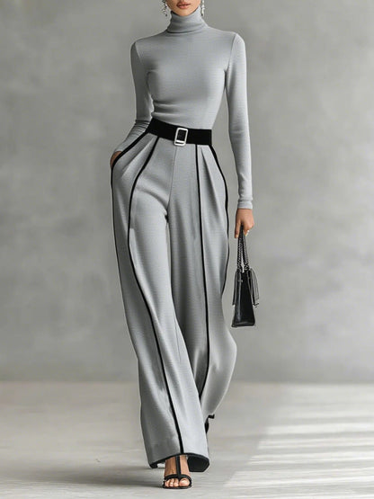 Conjunto de top gris con cuello alto y mangas largas, pantalones de pierna ancha y cinturón