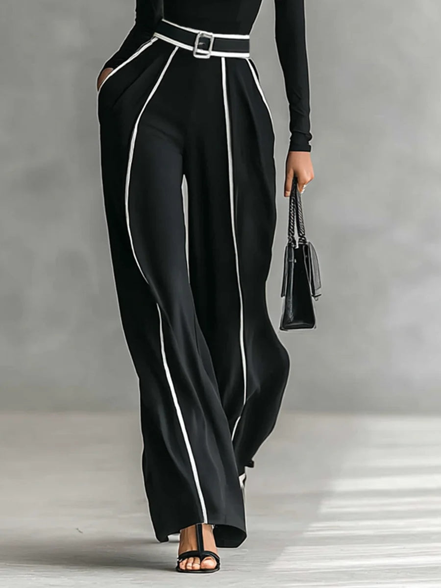Conjunto de top blanco de cuello alto con mangas largas, pantalones de pierna ancha y cinturón