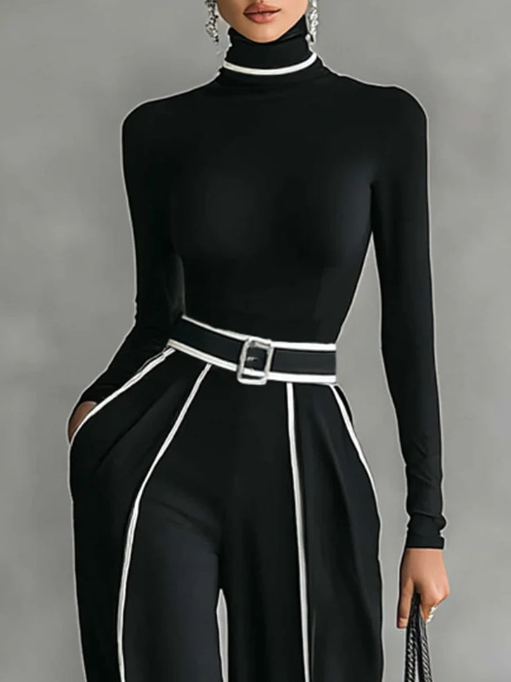 Conjunto de top blanco de cuello alto con mangas largas, pantalones de pierna ancha y cinturón