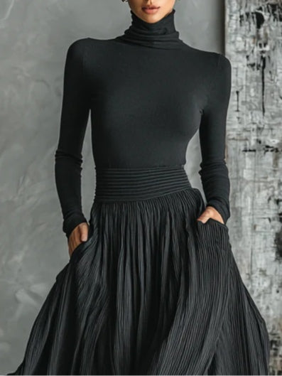 Conjunto de camiseta de cuello alto ajustada negra de moda con falda plisada