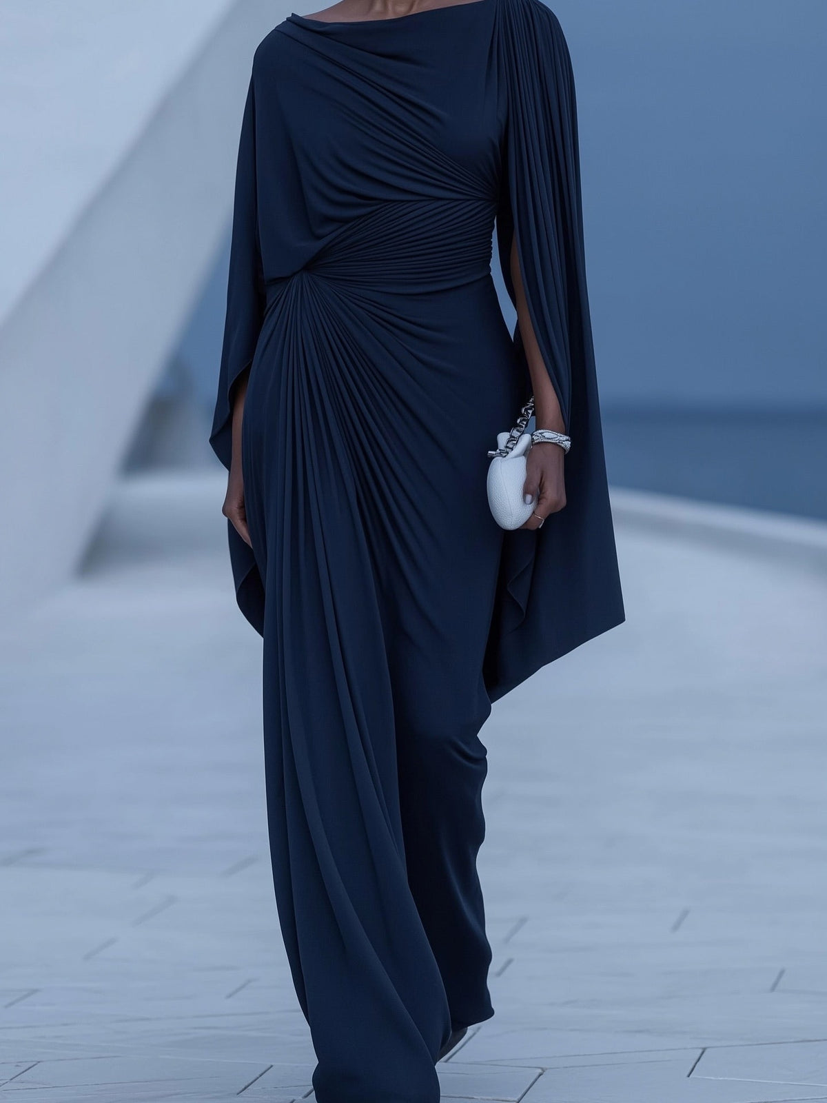Vestido maxi drapeado con capa plisada azul oscuro