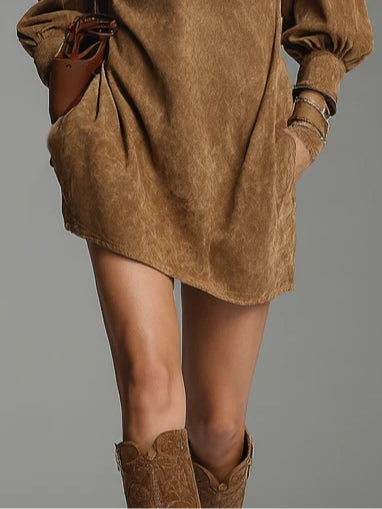 Vestido mini de ante marrón suelto con cremallera y cuello alto
