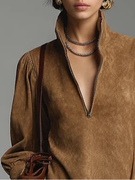 Vestido mini de ante marrón suelto con cremallera y cuello alto