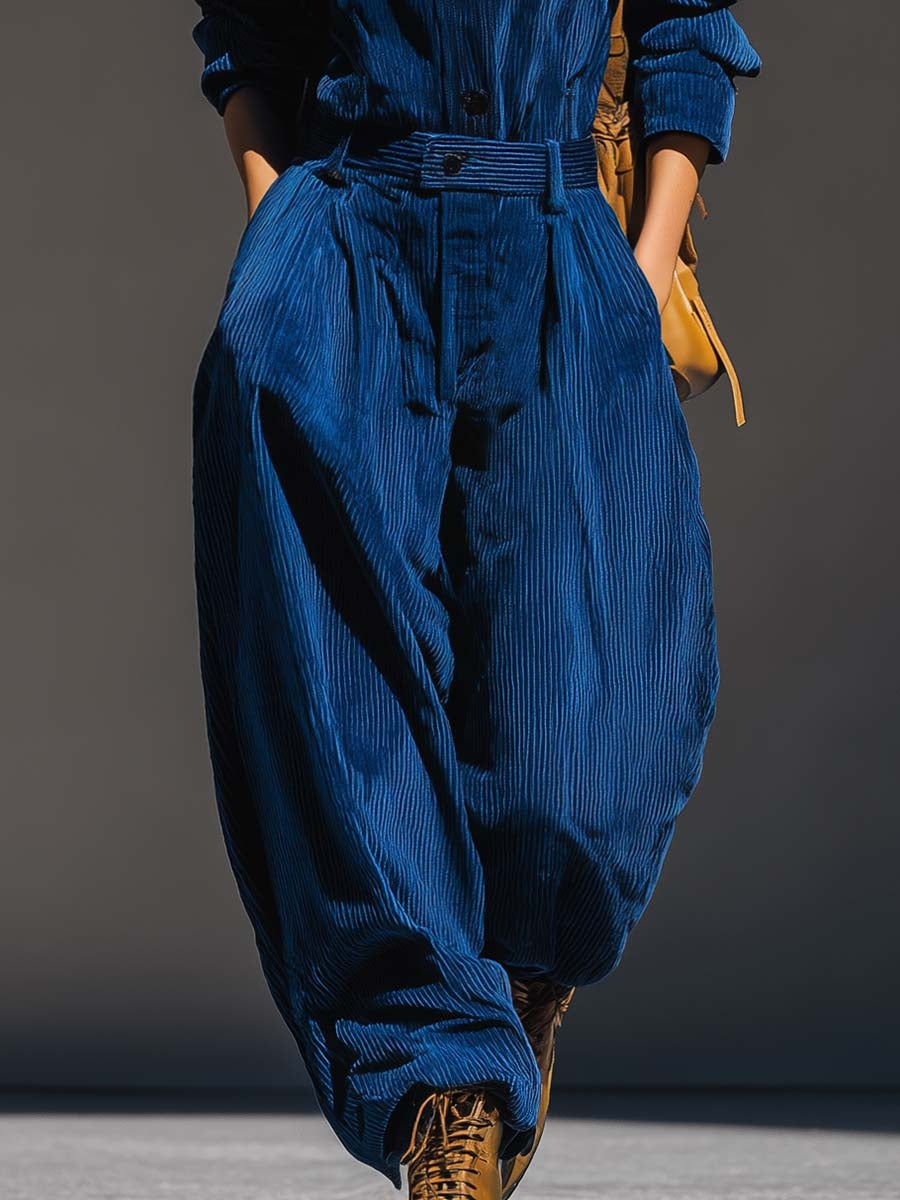 Conjunto de sudadera con capucha de pana azul y pantalones de pierna ancha