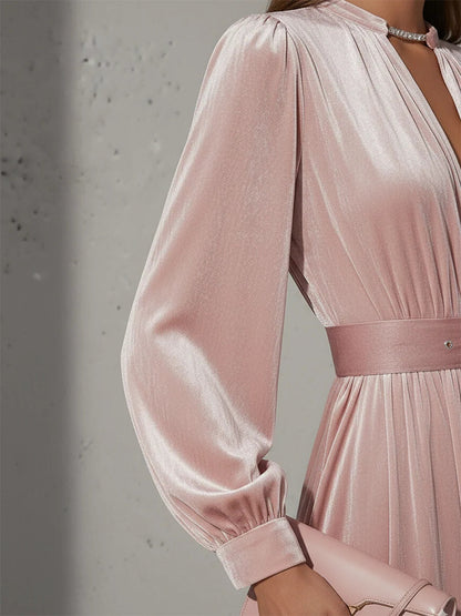 Elegante vestido maxi de terciopelo rosa claro con escote en V