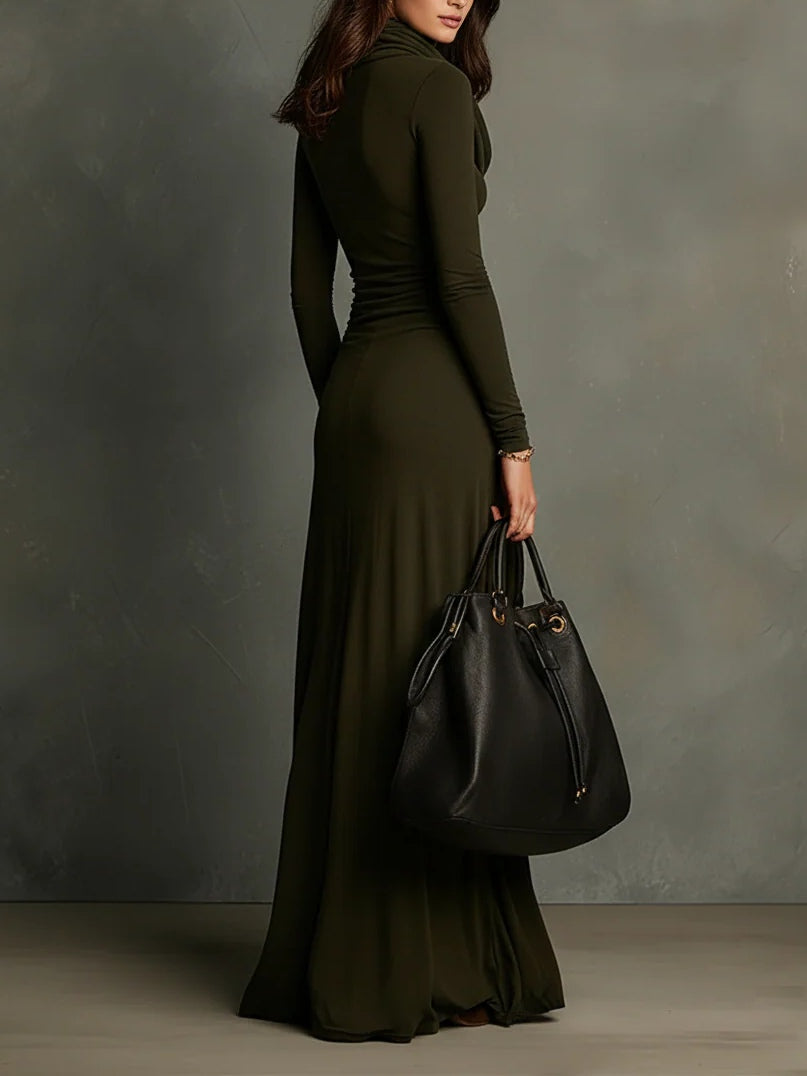 Vestido maxi plisado de cuello alto verde oliva