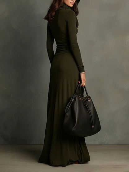 Vestido maxi plisado de cuello alto verde oliva