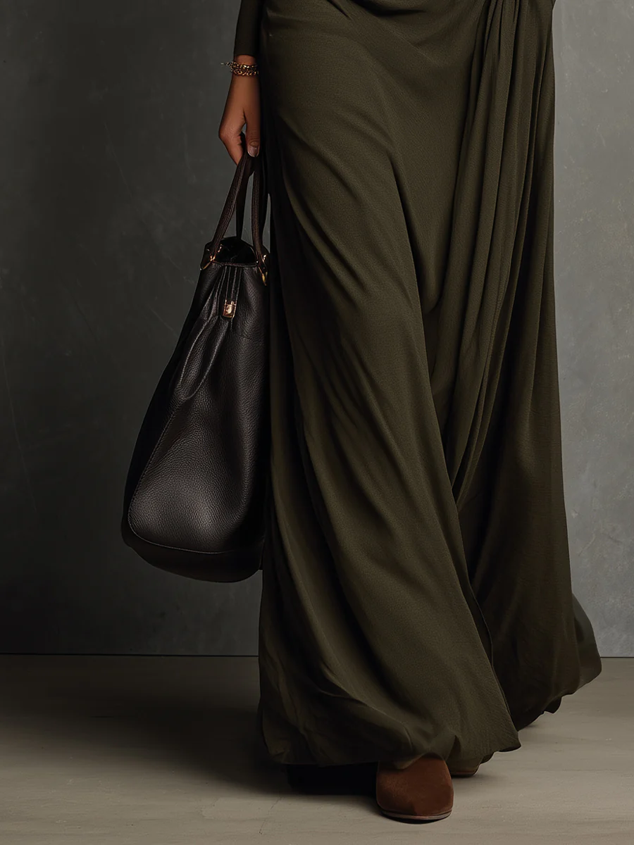 Vestido maxi plisado de cuello alto verde oliva