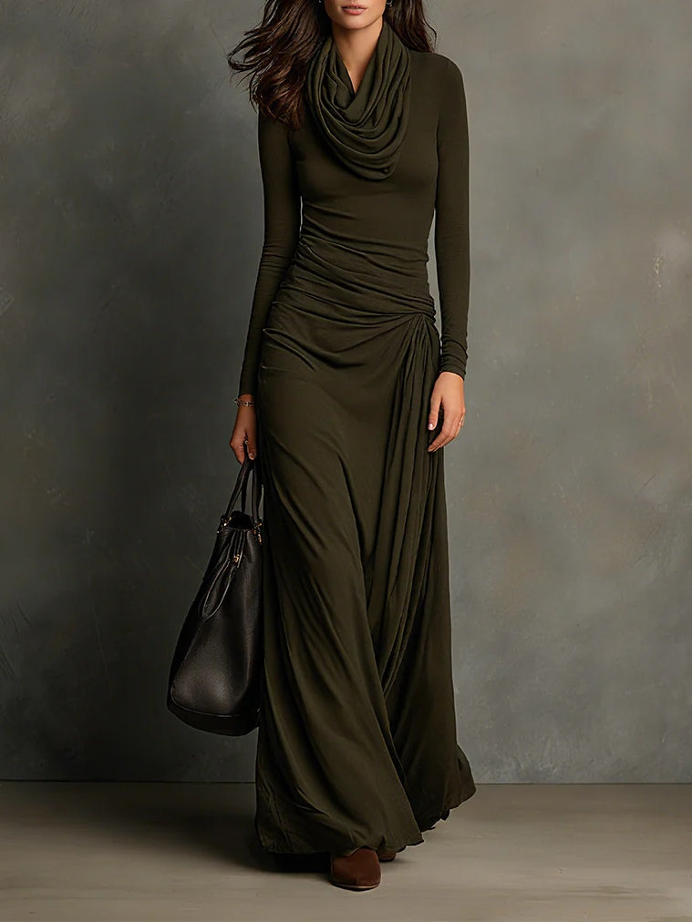 Vestido maxi plisado de cuello alto verde oliva